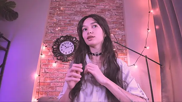 VivianLy  online show from November 7, 2025, 12:16 pm