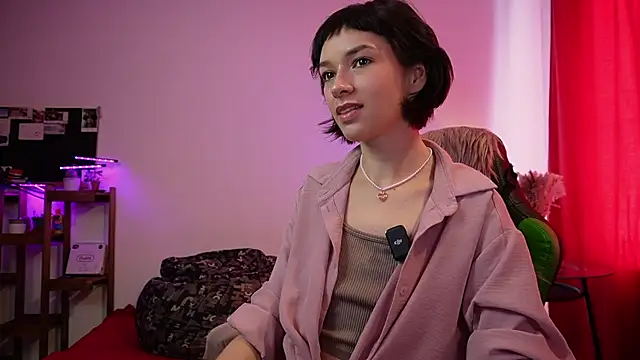 Snapshot of VivianLy_ chatting on February 15, 2026, 10:47 am VivianLy online show from February 15, 2026, 10:47 am