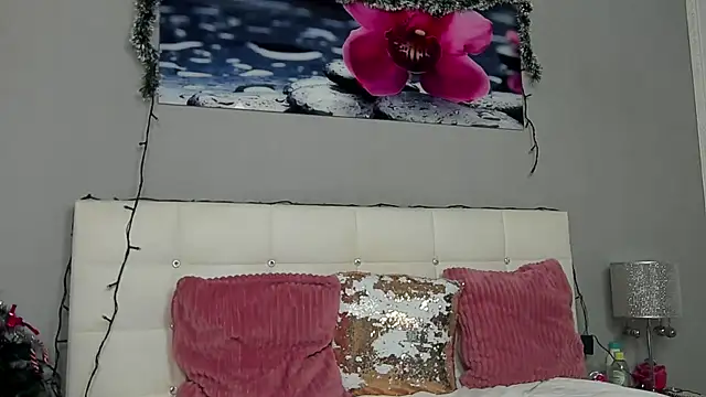 JuliaHunts online show from December 31, 2024, 8:04 am