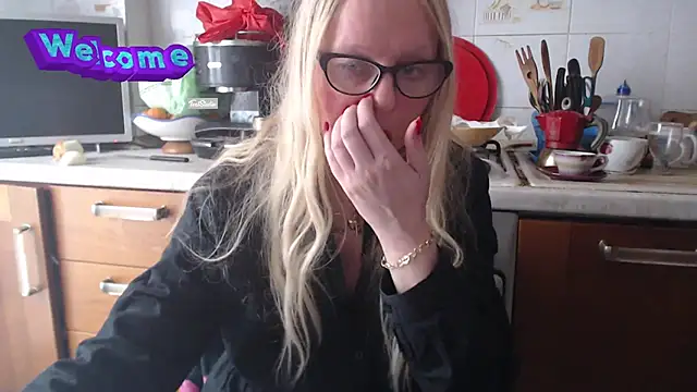 Snapshot of martachatte chatting on February 17, 2025, 2:04 pm martachatte online show from February 17, 2025, 2:04 pm