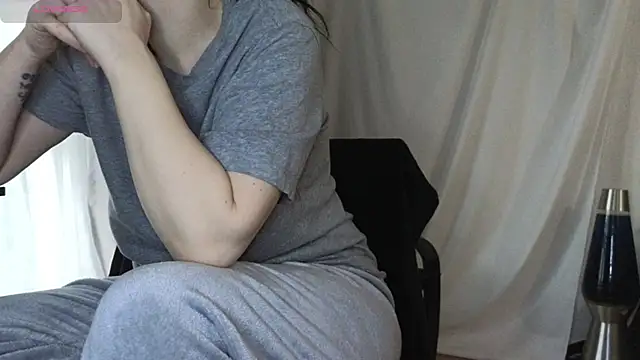 Mia G0ld online show from January 13, 2026, 3:28 pm