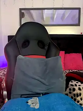 lonely shewolf online show from November 26, 2025, 4:08 pm