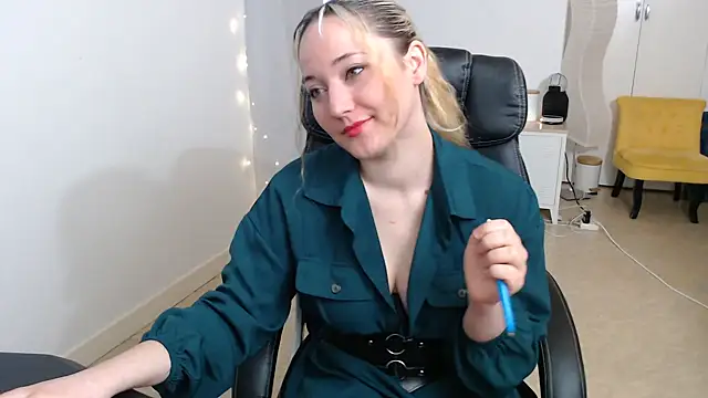 Snapshot of Crystal-dreamt chatting on October 13, 2025, 8:14 am Crystal-dreamt online show from October 13, 2025, 8:14 am