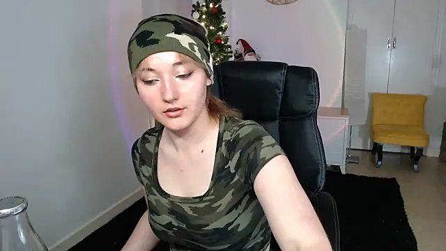 Crystal-dreamt online show from November 19, 2025, 9:42 am