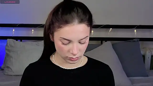 sinthiaroze online show from October 18, 2025, 5:25 pm