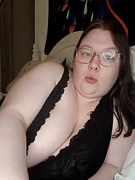 Sexycurvyemilyy online show from April 18, 2026, 10:43 pm