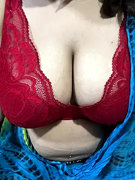 Snapshot of Sexybomb33 chatting on October 14, 2025, 9:37 pm Sexybomb33 online show from October 14, 2025, 9:37 pm