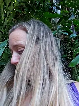 Snapshot of SkyelarSommer chatting on October 18, 2025, 9:59 pm SkyelarSommer online show from October 18, 2025, 9:59 pm