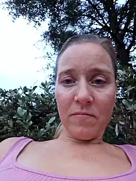 Snapshot of SkyelarSommer chatting on October 19, 2025, 10:43 pm SkyelarSommer online show from October 19, 2025, 10:43 pm