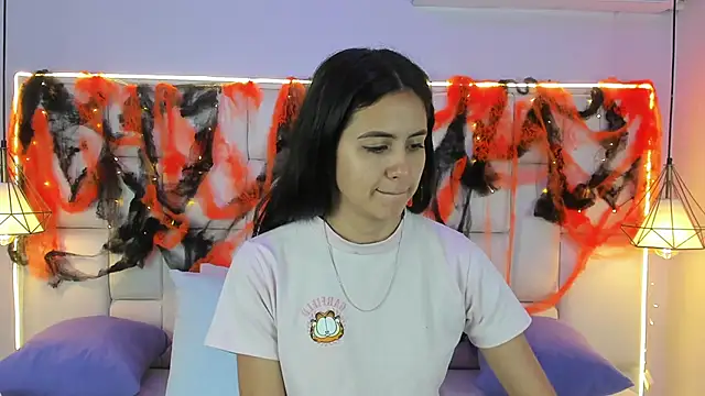 Snapshot of SarahSophia_ chatting on October 16, 2025, 11:33 am SarahSophia  online show from October 16, 2025, 11:33 am