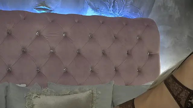 IvyRubens online show from December 23, 2025, 4:43 am