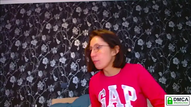 Snapshot of Sophi_Cute chatting on May 19, 2026, 12:33 pm Sophi Cute online show from May 19, 2026, 12:33 pm