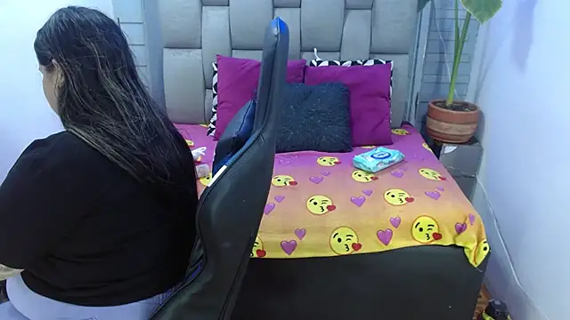 evelin zaens online show from July 22, 2026, 3:31 am