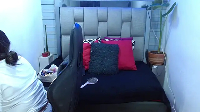 evelin zaens online show from August 4, 2026, 4:59 am