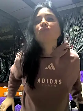 KikiXRed online show from November 10, 2025, 1:32 pm