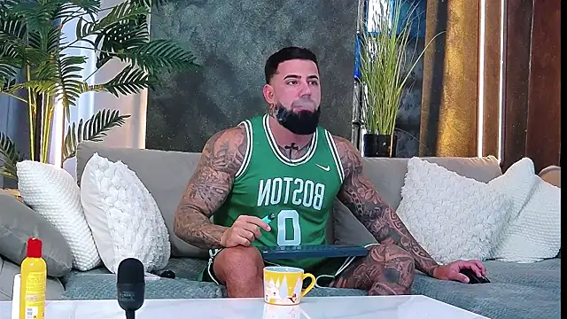 Snapshot of masterkingofmusclee chatting on October 6, 2025, 7:28 am masterkingofmusclee online show from October 6, 2025, 7:28 am