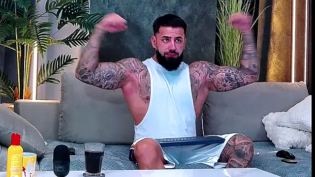 Snapshot of masterkingofmusclee chatting on October 7, 2025, 8:28 pm masterkingofmusclee online show from October 7, 2025, 8:28 pm