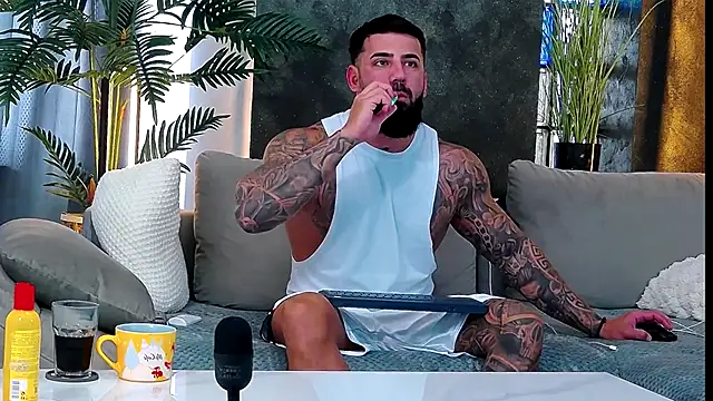 Snapshot of masterkingofmusclee chatting on October 9, 2025, 11:30 am masterkingofmusclee online show from October 9, 2025, 11:30 am