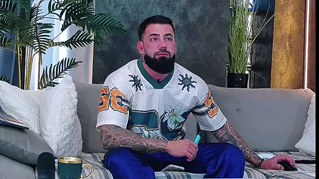 Snapshot of masterkingofmusclee chatting on October 16, 2025, 8:15 am masterkingofmusclee online show from October 16, 2025, 8:15 am