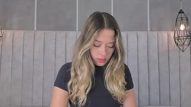 chloe d online show from December 21, 2024, 11:11 am