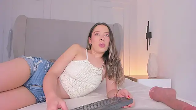 chloe d online show from November 3, 2025, 2:07 pm