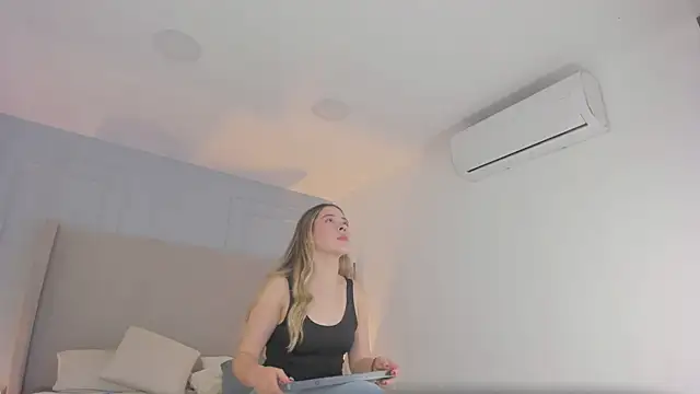 chloe d online show from April 23, 2026, 12:04 pm