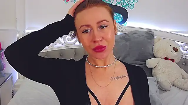 CrissyTaylor online show from February 4, 2026, 5:02 am