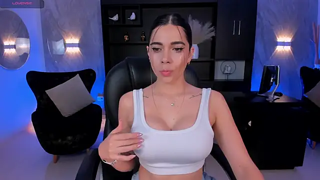 AmyWalker  online show from January 14, 2025, 10:17 am