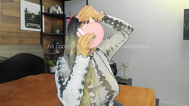 Snapshot of KatyaBlonding chatting on October 8, 2025, 1:53 pm KatyaBlonding online show from October 8, 2025, 1:53 pm