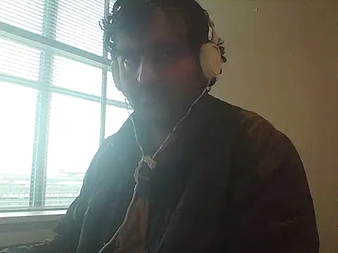 Snapshot of JohnBond009 chatting on October 3, 2025, 12:13 pm JohnBond009 online show from October 3, 2025, 12:13 pm