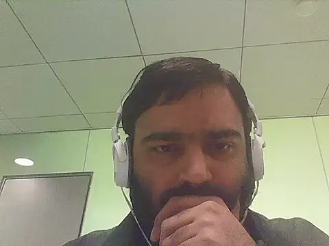 Snapshot of JohnBond009 chatting on May 18, 2026, 9:04 am JohnBond009 online show from May 18, 2026, 9:04 am