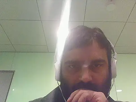 Snapshot of JohnBond009 chatting on May 21, 2026, 10:22 am JohnBond009 online show from May 21, 2026, 10:22 am
