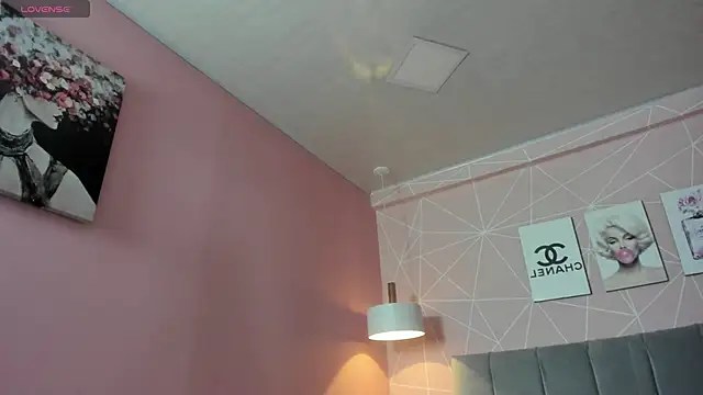 Snapshot of dolly_zoe chatting on October 18, 2025, 10:10 pm dolly zoe online show from October 18, 2025, 10:10 pm