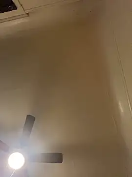 Snapshot of xocrybaby chatting on November 30, 2025, 10:25 pm xocrybaby online show from November 30, 2025, 10:25 pm