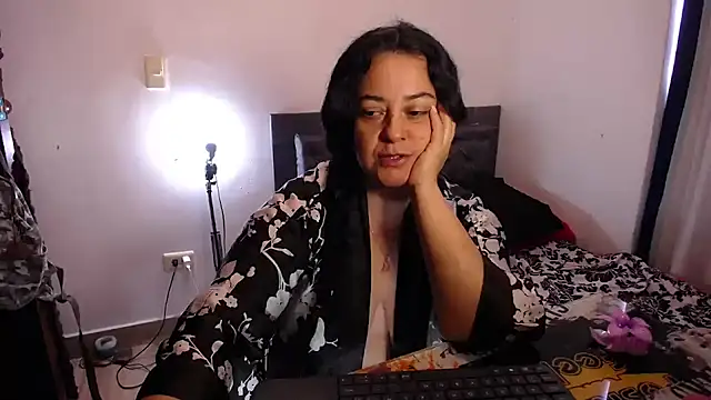 lucia vonne  online show from July 27, 2026, 7:32 pm