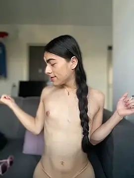 valendoll online show from October 29, 2025, 9:49 pm