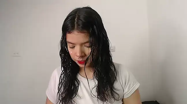 yungelitamor  online show from January 6, 2025, 4:36 am