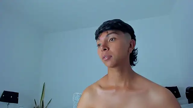 Snapshot of xhenisa_ chatting on March 8, 2026, 7:50 pm xhenisa online show from March 8, 2026, 7:50 pm