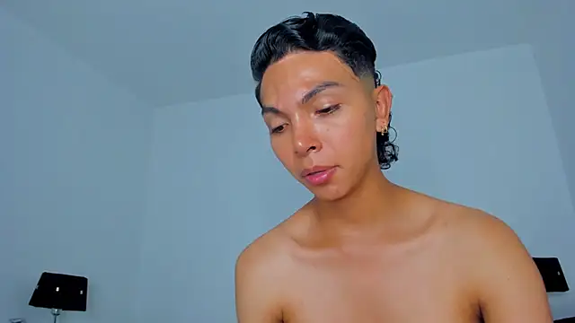 Snapshot of xhenisa_ chatting on April 6, 2026, 8:32 pm xhenisa online show from April 6, 2026, 8:32 pm