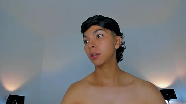 Snapshot of xhenisa_ chatting on April 10, 2026, 1:44 am xhenisa online show from April 10, 2026, 1:44 am