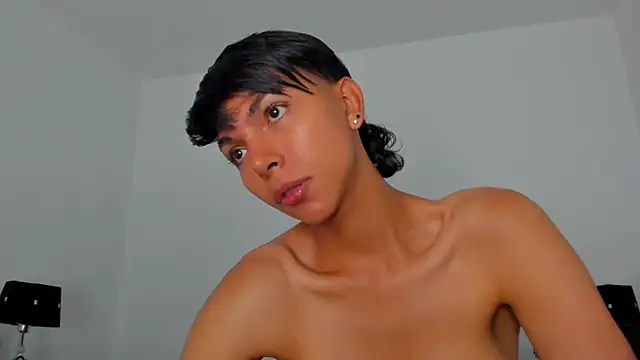 Snapshot of xhenisa_ chatting on May 12, 2026, 4:48 pm xhenisa online show from May 12, 2026, 4:48 pm