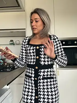 Snapshot of petrouchkaaa_ chatting on December 4, 2025, 8:45 am petrouchkaaa online show from December 4, 2025, 8:45 am