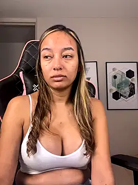 Snapshot of DianaHopson chatting on September 13, 2025, 10:26 am DianaHopson online show from September 13, 2025, 10:26 am
