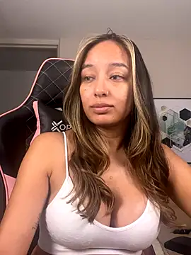 Snapshot of DianaHopson chatting on September 25, 2025, 12:03 am DianaHopson online show from September 25, 2025, 12:03 am