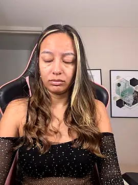 Snapshot of DianaHopson chatting on October 3, 2025, 11:07 am DianaHopson online show from October 3, 2025, 11:07 am