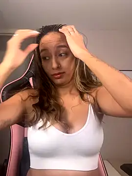 Snapshot of DianaHopson chatting on October 3, 2025, 11:35 pm DianaHopson online show from October 3, 2025, 11:35 pm