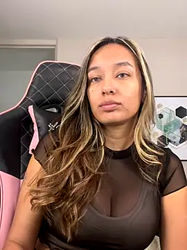 Snapshot of DianaHopson chatting on October 15, 2025, 1:33 pm DianaHopson online show from October 15, 2025, 1:33 pm