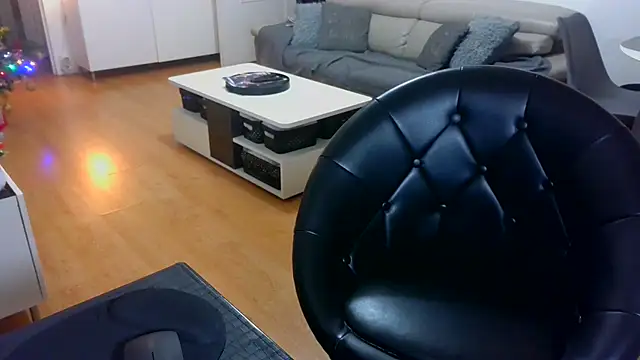 sarametisse26 online show from December 15, 2025, 7:01 am