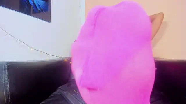 BRITANY WELLS  online show from December 18, 2025, 12:33 pm