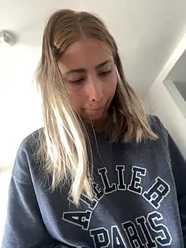 Ameellie online show from June 24, 2026, 3:33 pm
